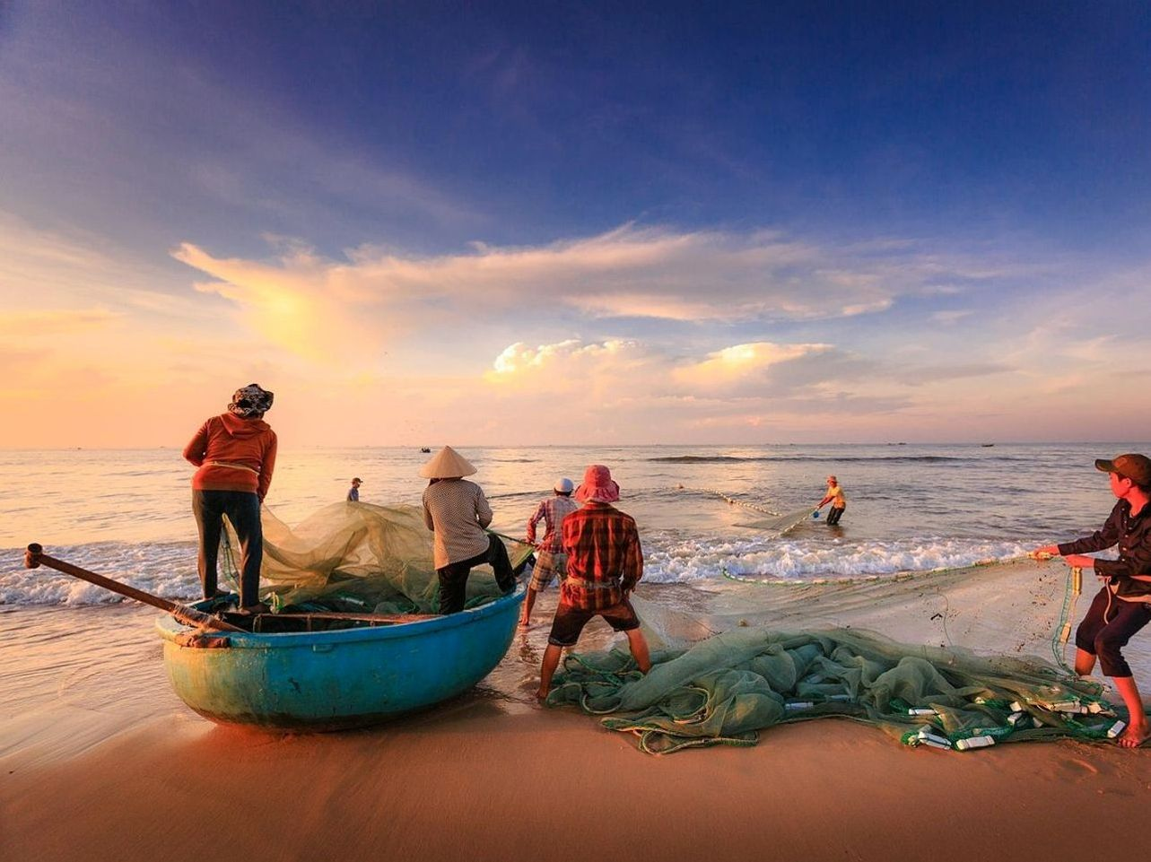 Equipamento de pesca no gelo refletindo a luz do amanhecer sobre o подледное озеро