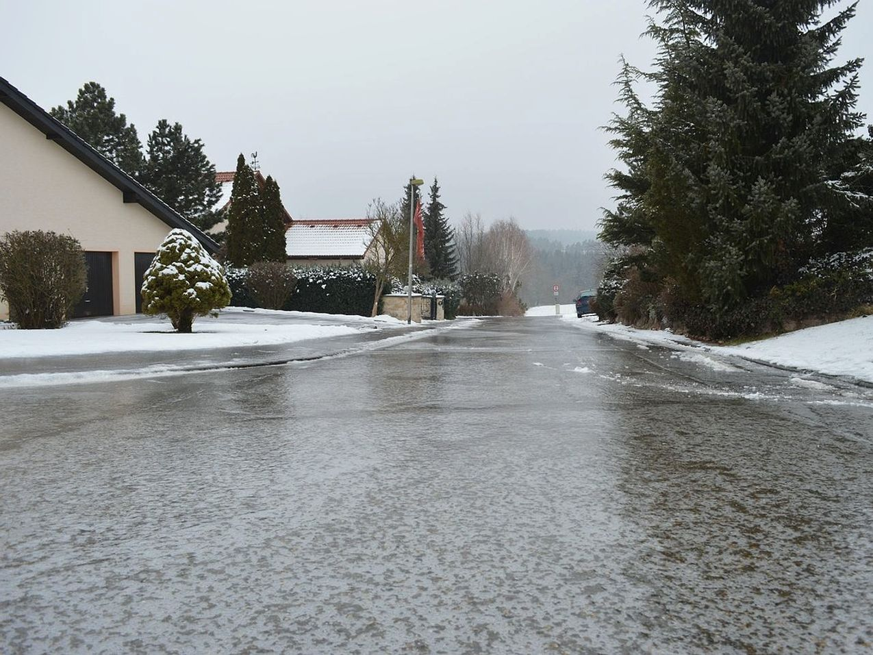 Тундра aberta e picos distantes sob neve